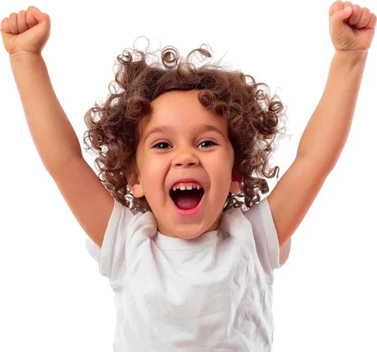 Criança alegre brincando com brinquedos da Brinquedos para Buffet Innovation.